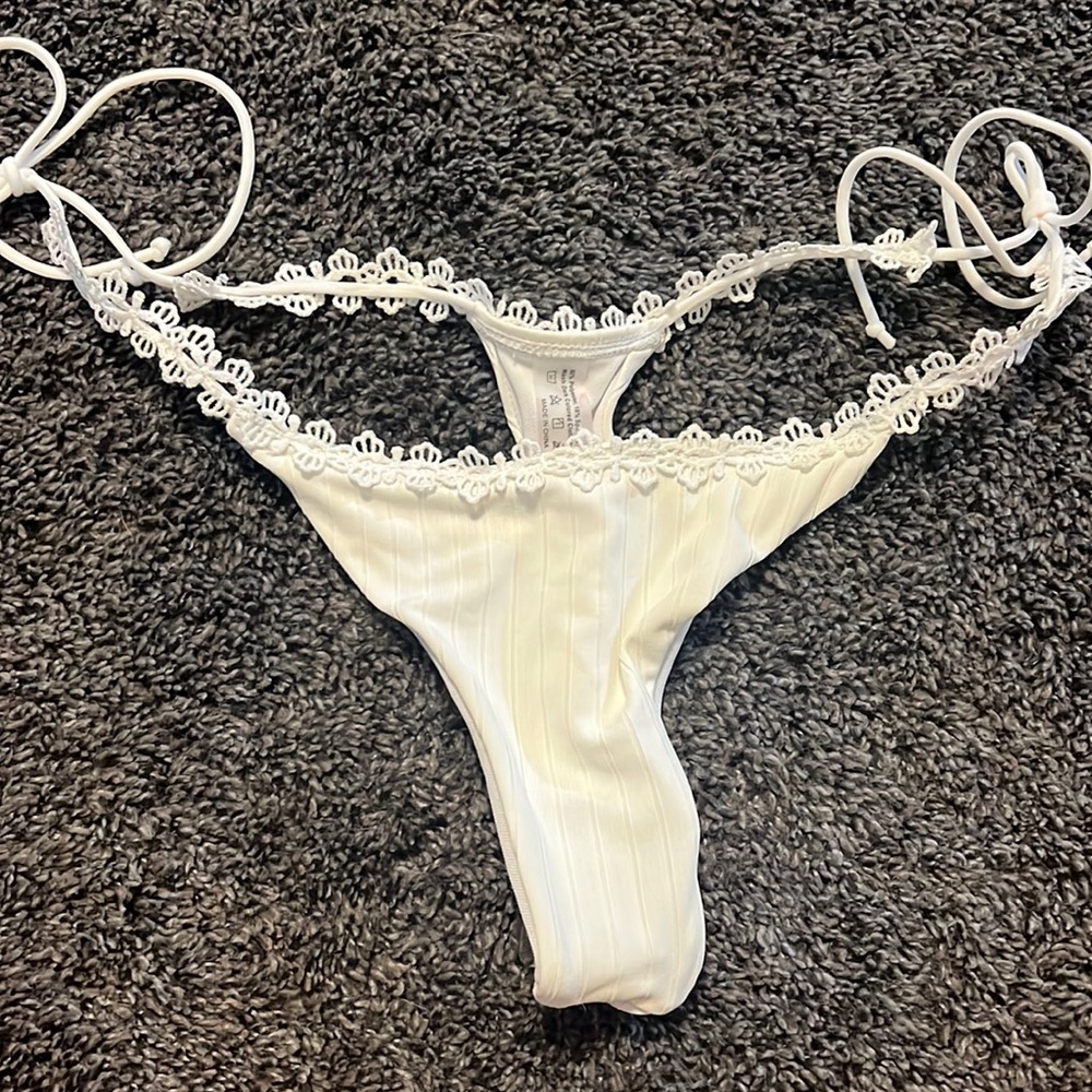 Thong Bottoms / Size M / Never worn lacey white
